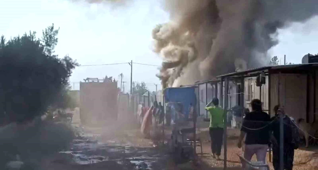 Hatay’da konteyner kentte yangın: 10 konteyner zarar gördü